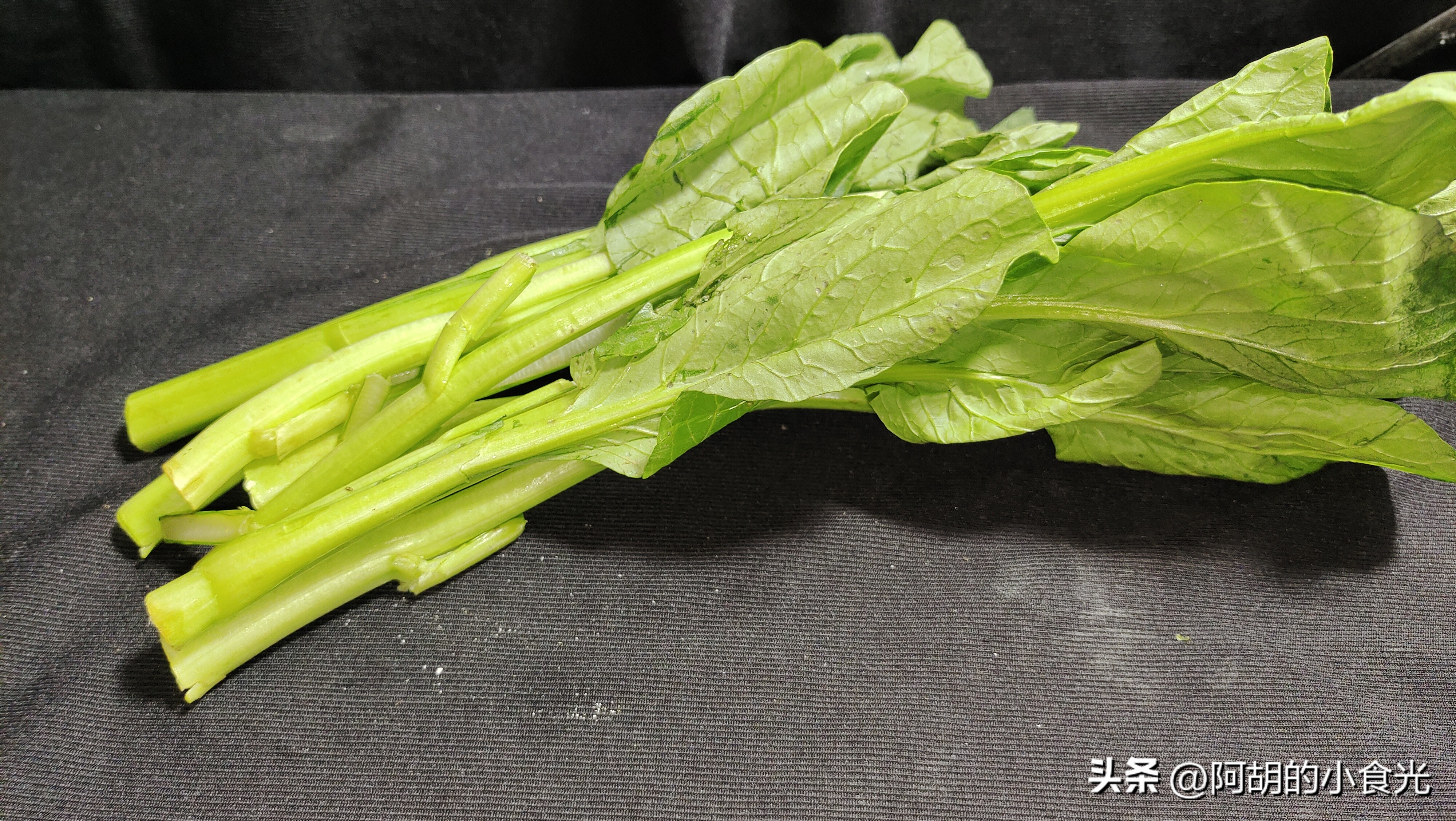 腊肉炒菜心：春天这菜“金不换”！脆嫩清甜营养丰富，谁吃谁说好