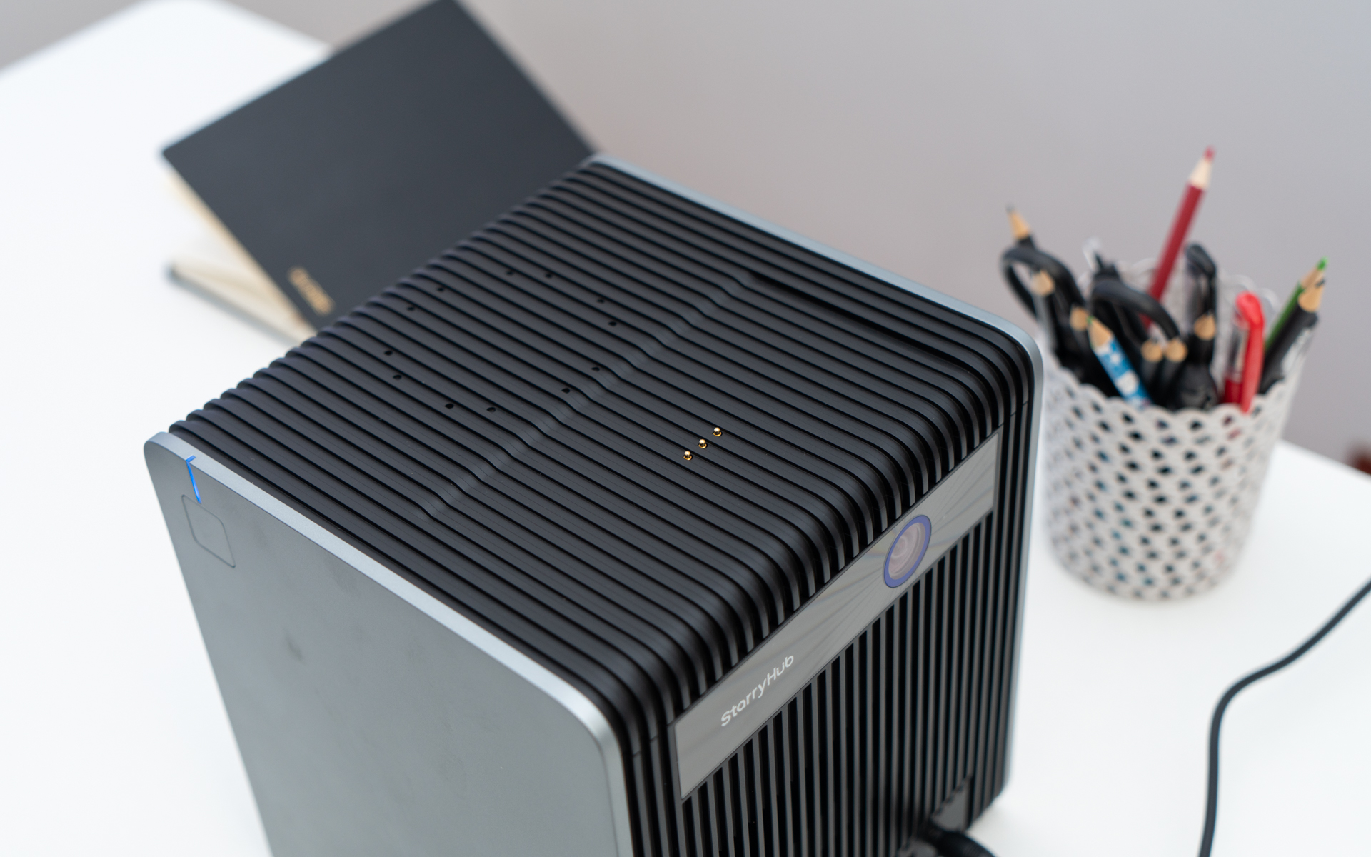 会议投影仪设备开机,会议智能投影机测评