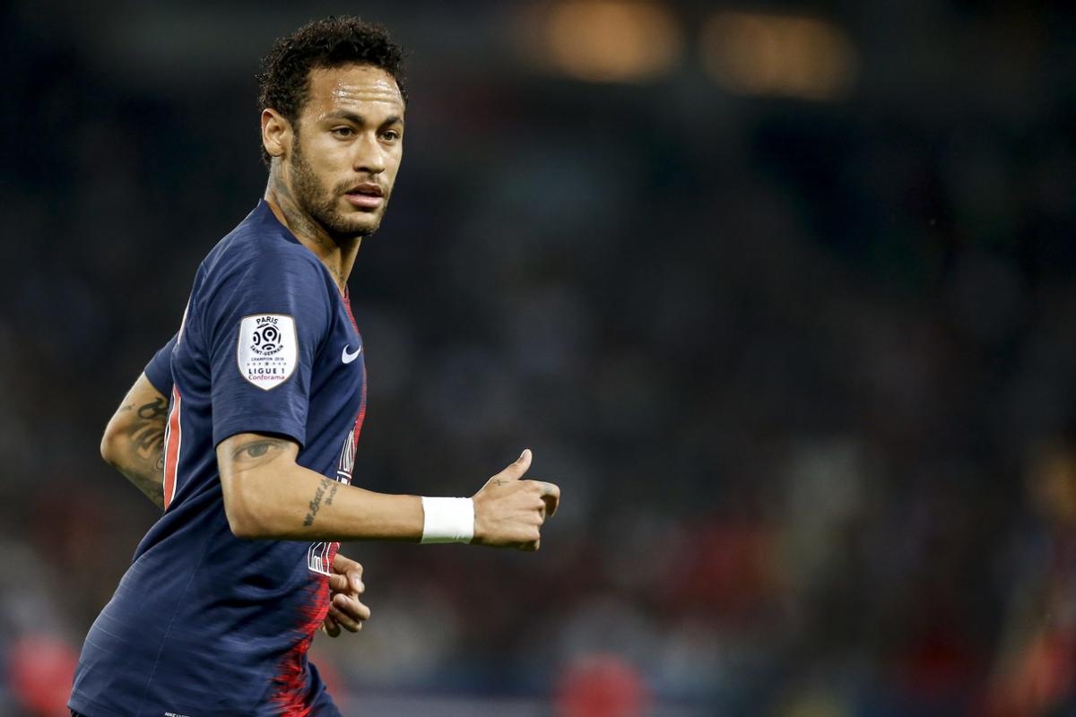 内马尔花式运球激怒对手,内马尔面对犯规一笑泯恩仇