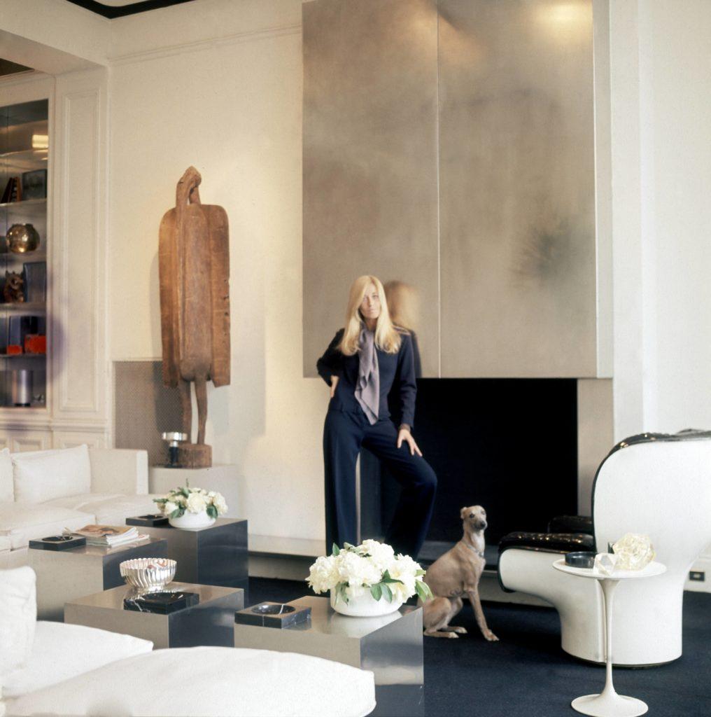 她风靡时尚圈，带火YSL吸烟装！婚纱穿皮草黑丝：我是自己的钻石