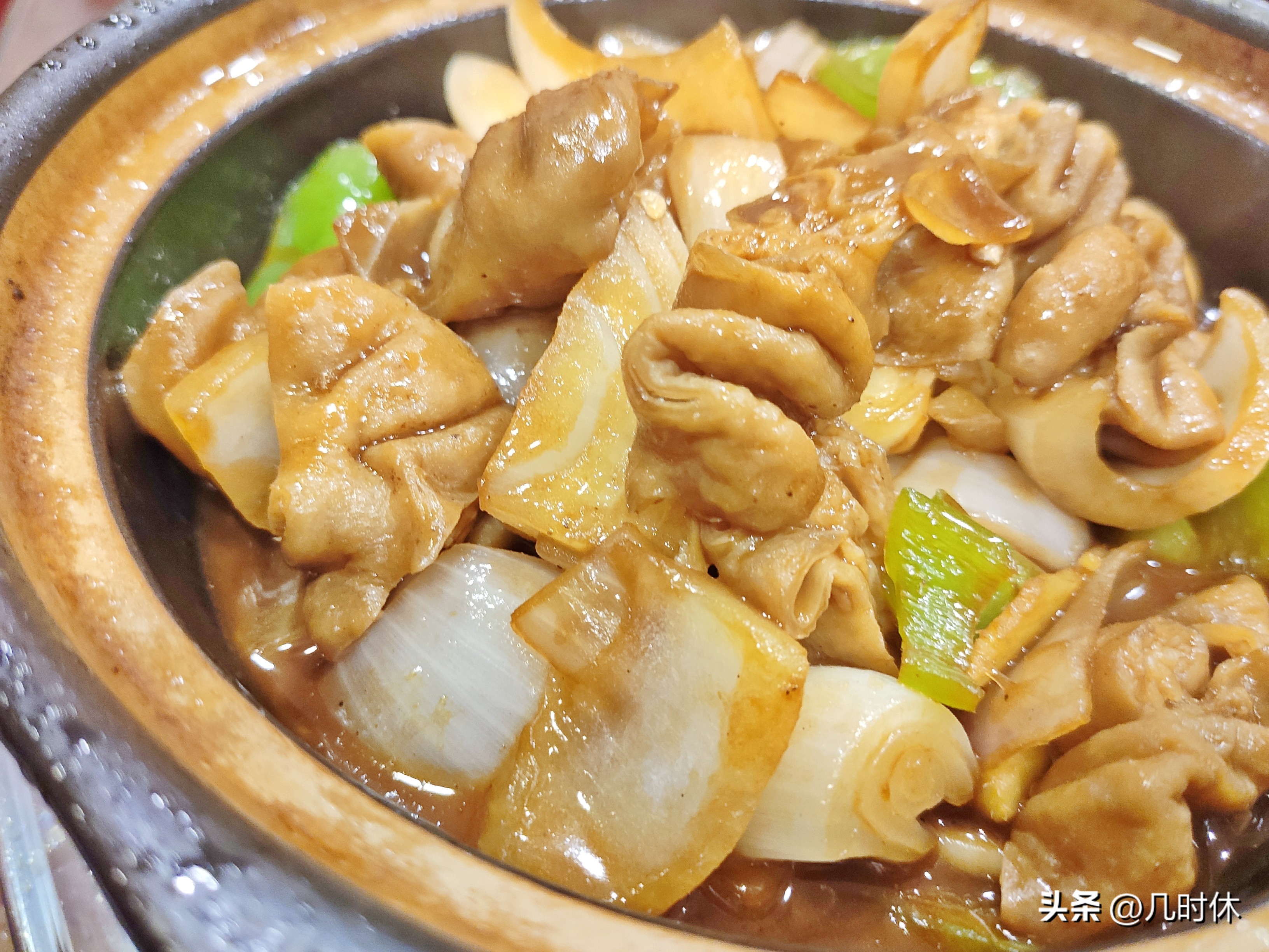 夜宵小龙虾啤酒,吃小龙虾喝啤酒的季节