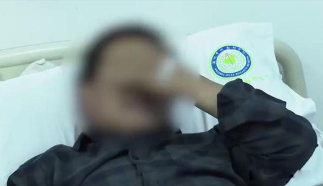 还敢随便杀蛇吗？被砍下的蛇头还能咬人，难道蛇死了还会*仇报**？