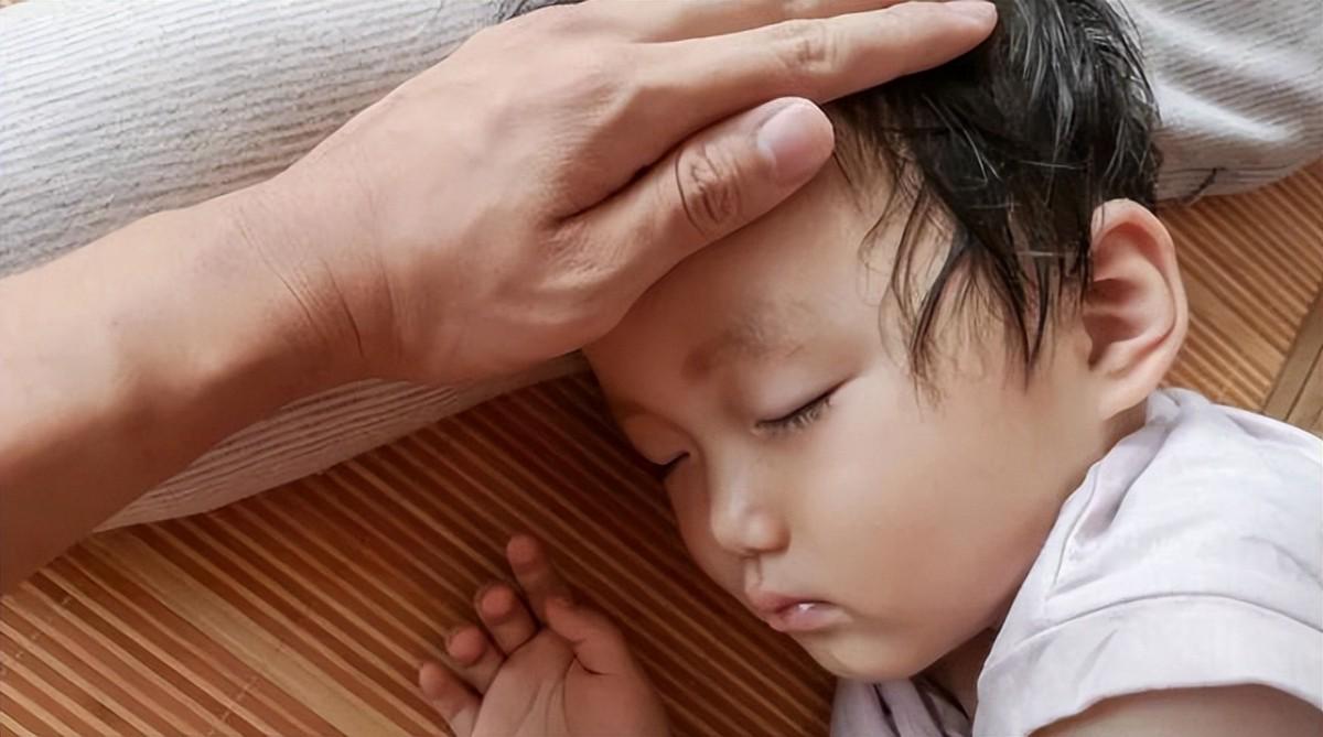 天气热宝宝睡觉容易出汗怎么办,热天宝宝睡觉头老是出汗