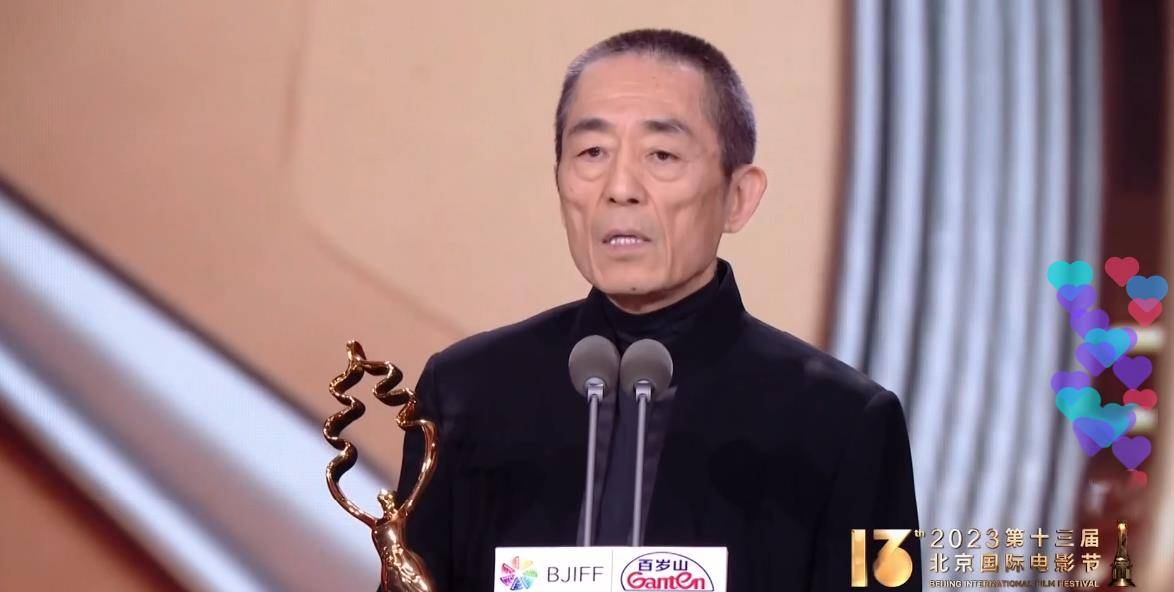 张颂文泪目北影节,北影节开幕式红毯张颂文害羞笑