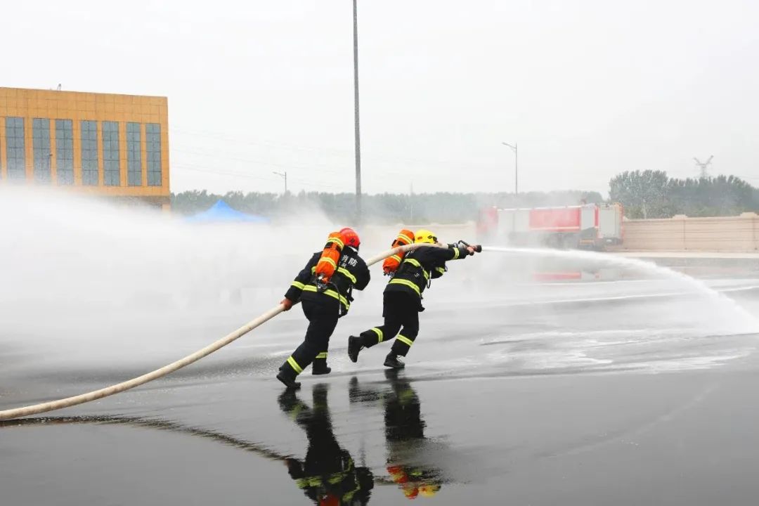 河南省消防员立功喜报送到家,消防站荣获工人先锋号