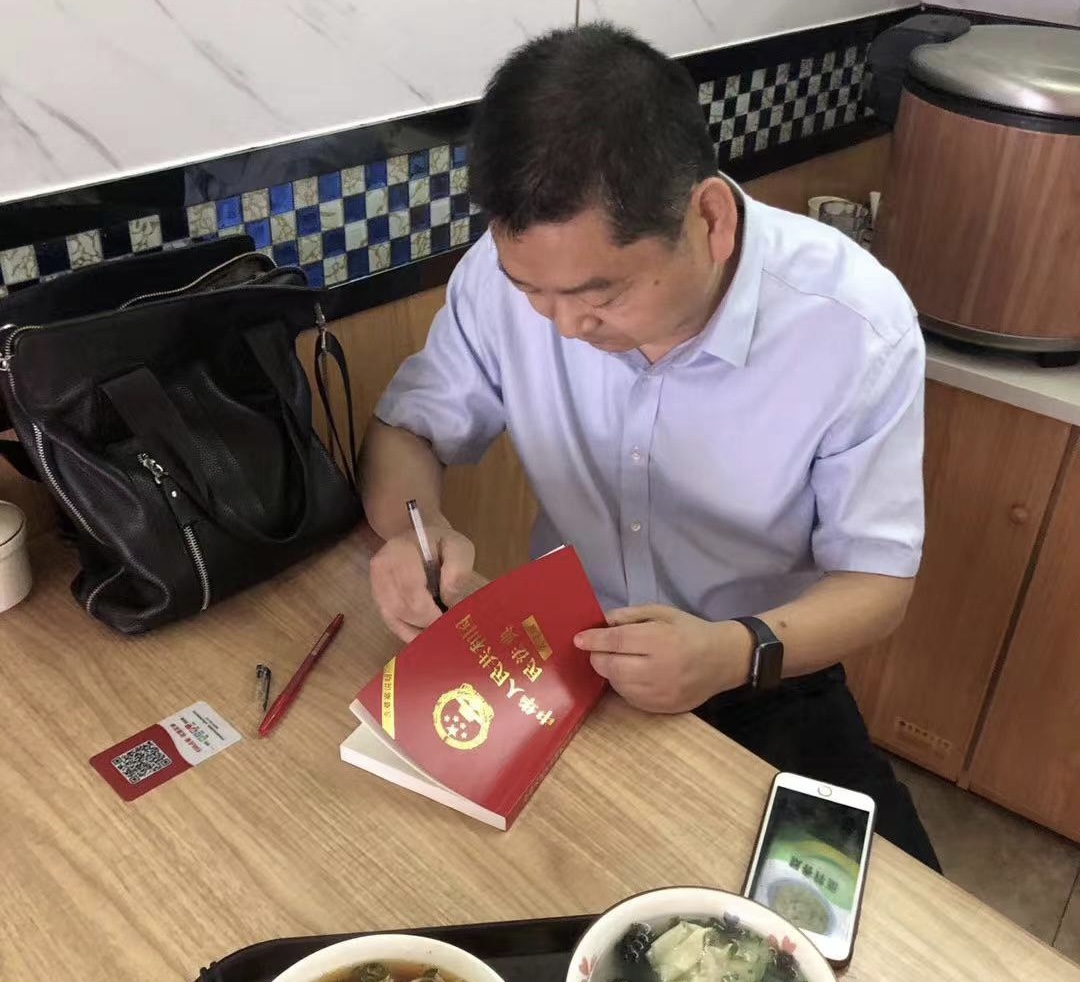 *转军**律师陶克俭践行终身学习纪实：戎装换律袍，铸就奋斗样本