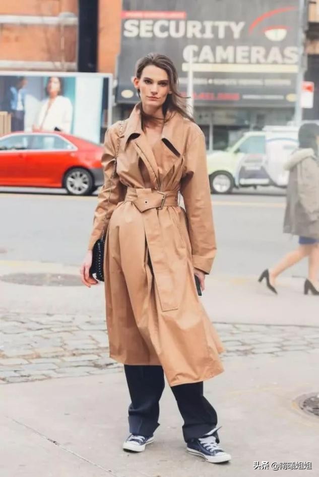 风衣搭配束脚卫裤好看吗,今年春天穿风衣搭配什么鞋