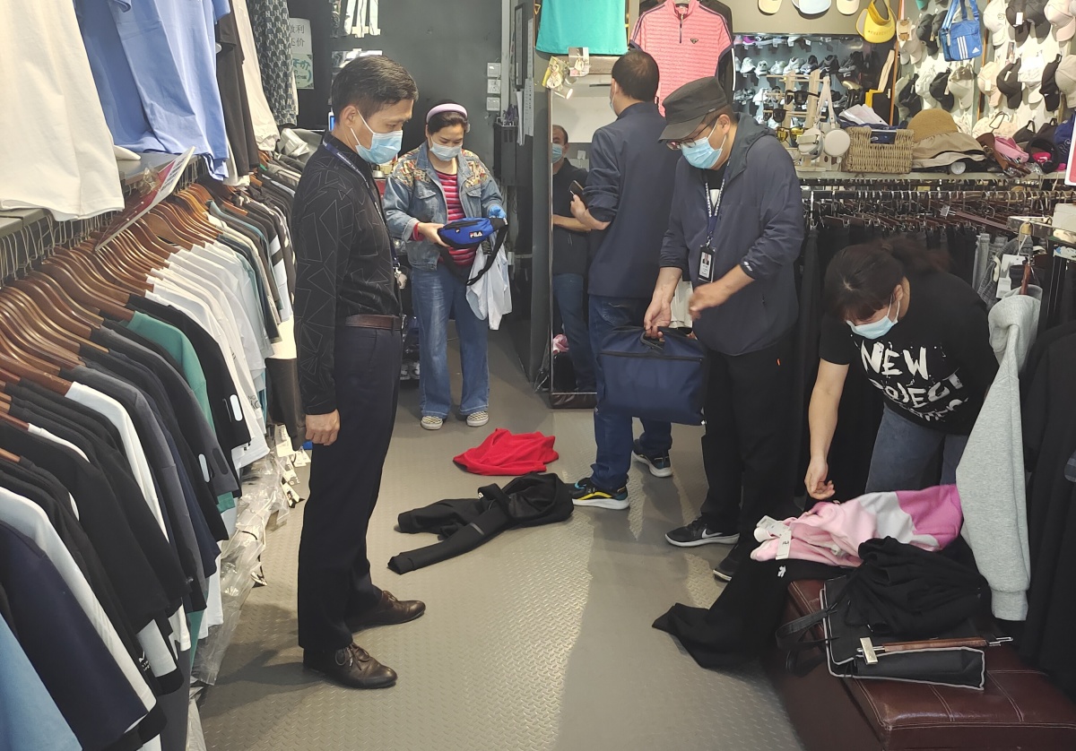 跨市查处卖假冒名牌衣服怎么处罚,商家所出售商品查处假冒盗版