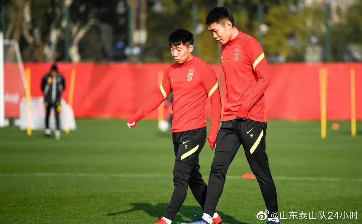 中国国家足球队训练图,利马晒在国家队训练照