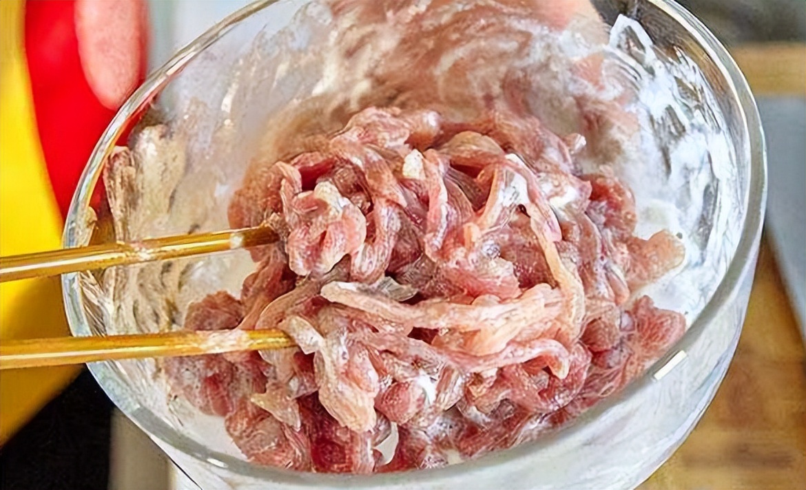 炒肉丝,要想肉丝不柴不腥,嫩滑如豆腐,大厨教你3招,别不知道