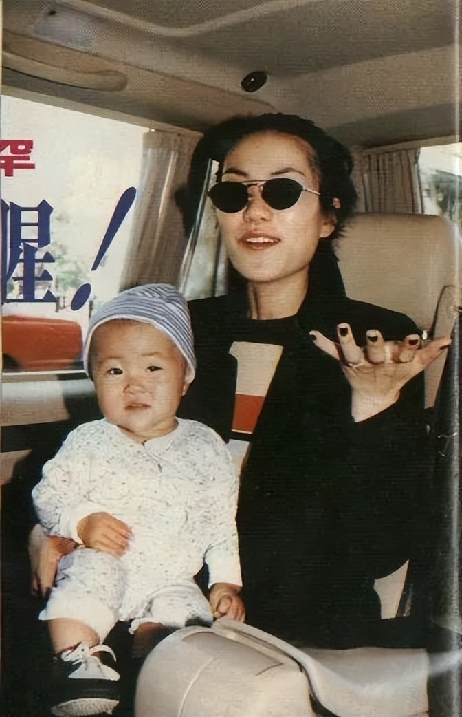 王菲谢霆锋现在婚姻近况咋样,李亚鹏王菲谢霆锋近况