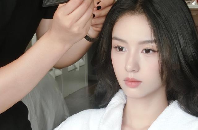 95后小花小生周也,95后女神周也写真