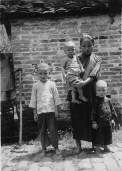 八岁乡下男孩遭遇可怕的一天，赶场路撞土匪，上街目睹杀人全过程