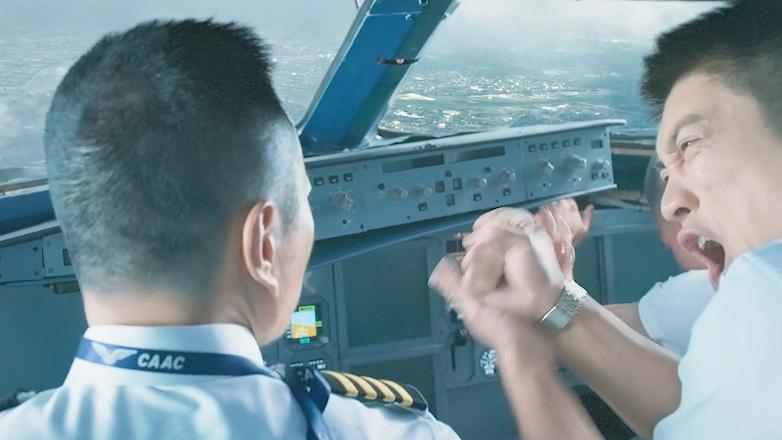 飞机挡风破裂数百人被困万米高空,玻璃破裂飞机迫降视频