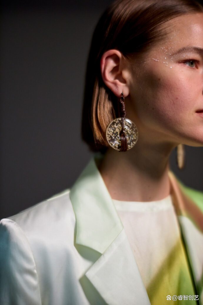 时装品牌三宅一生线上发布2022/23秋冬时装秀,展现万物灵动之姿