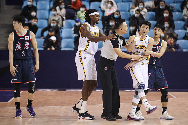 曾繁日垫脚孙铭徽,孙铭徽和曾繁日冲突视频