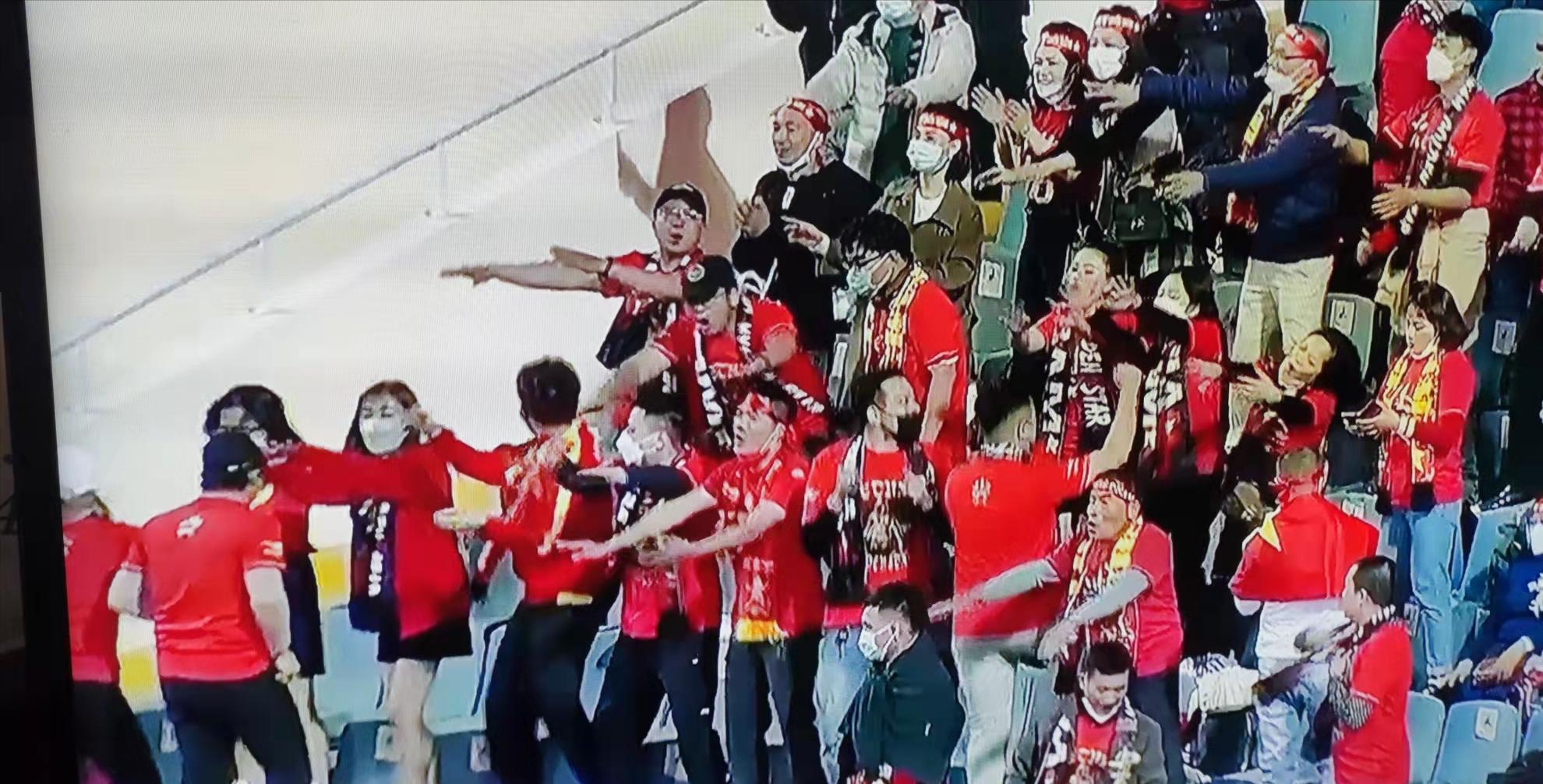 国足惨败越南球迷采访视频,国足越南球迷赛后反应