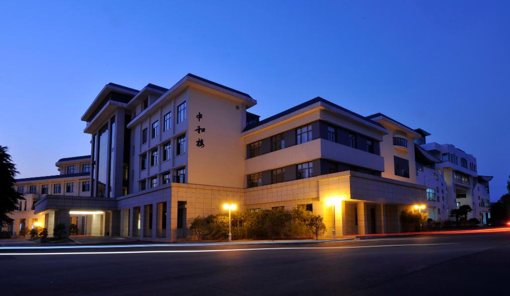 江苏这所普通大学，经常被误会成211，王牌专业太吃香了