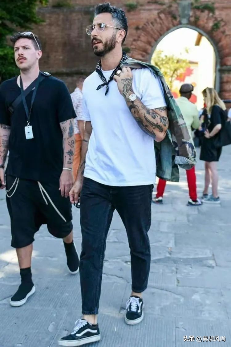 男士黑色t恤搭配什么颜色牛仔裤,男士白色t恤配什么颜色牛仔裤