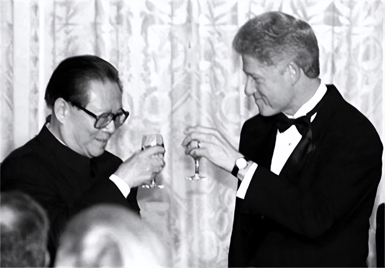 江主席掌舵的十年，是中国最艰难的十年