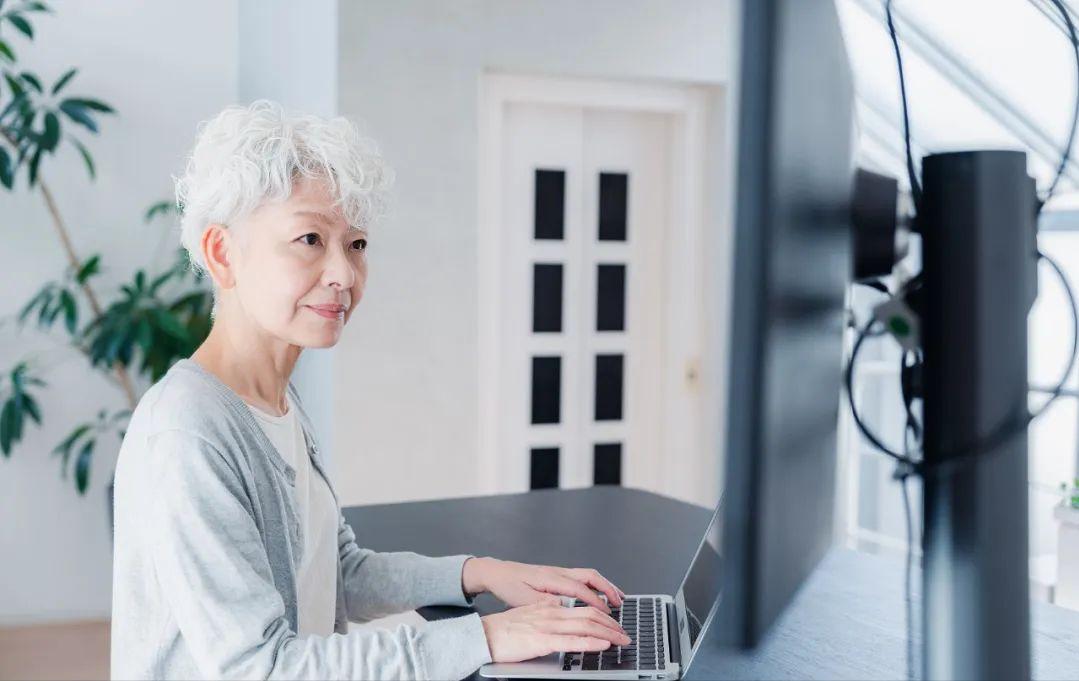 我妈今年68，网红情感主播，连麦了20岁“非主流”男孩