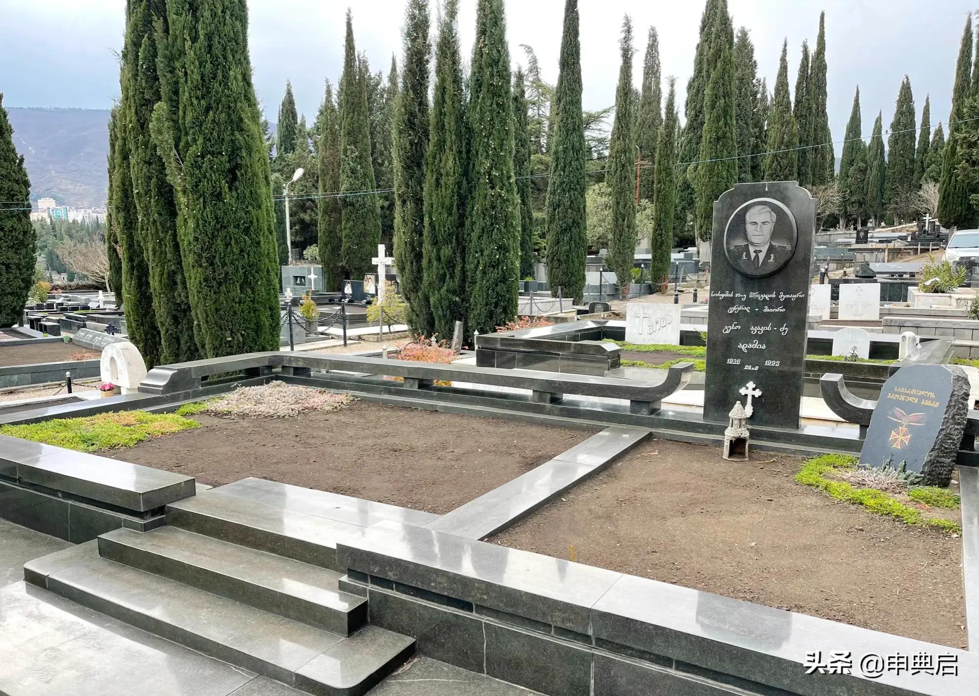 带小花园的目前看到最豪华墓地在格鲁吉亚，人均土地资源相当丰富