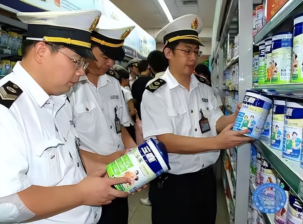 某品牌奶粉出现异物,某知名品牌奶粉疑是吃出异物