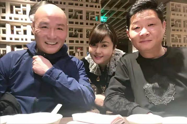 老戏骨直播带货被骂视频,老戏骨直播卖货被质疑当场落泪