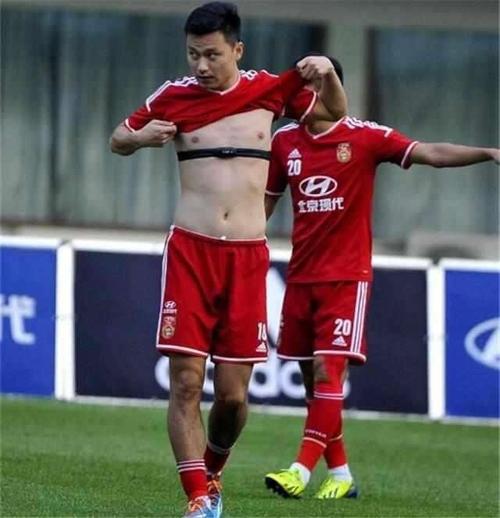 拒绝使用大肚子球员,这位国足教练的做法值得学习