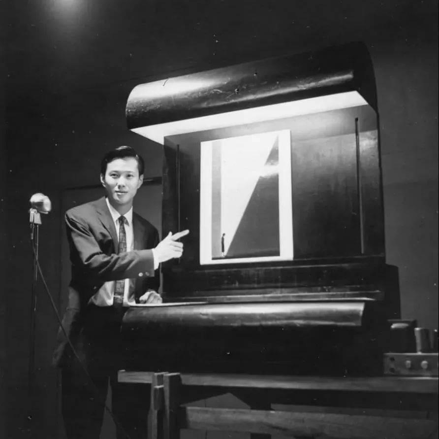 他是华人摄影界传奇，却迫于生计拍三级片…成为“情*电影色**大师”