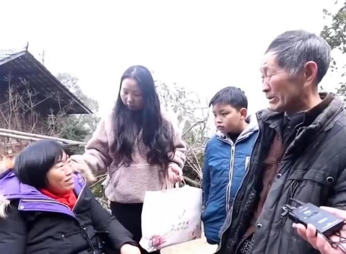 女儿结婚途中遇车祸，隐瞒26年未回娘家，男子做了26年未婚夫