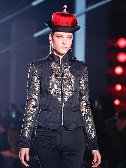 赵露思穿上廉价中国风礼服，俗成了18线网红