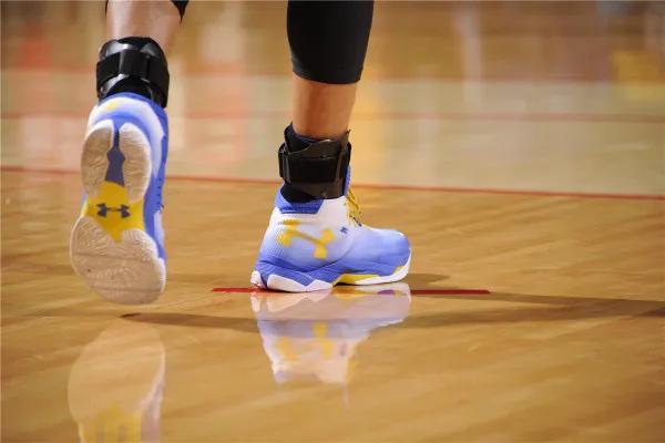 库里总决赛脚踝护具,库里戴上脚踝护具为什么还会扭伤