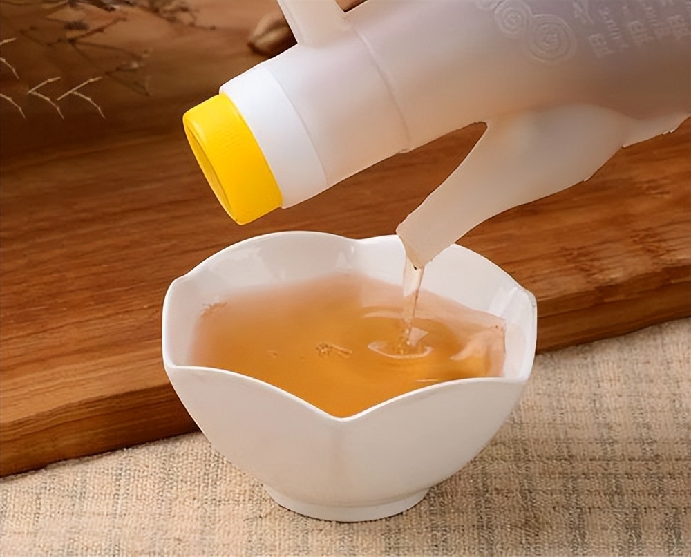 腌腊八蒜时，满足上2个简单条件，大蒜1天快速变绿，酸脆爽口