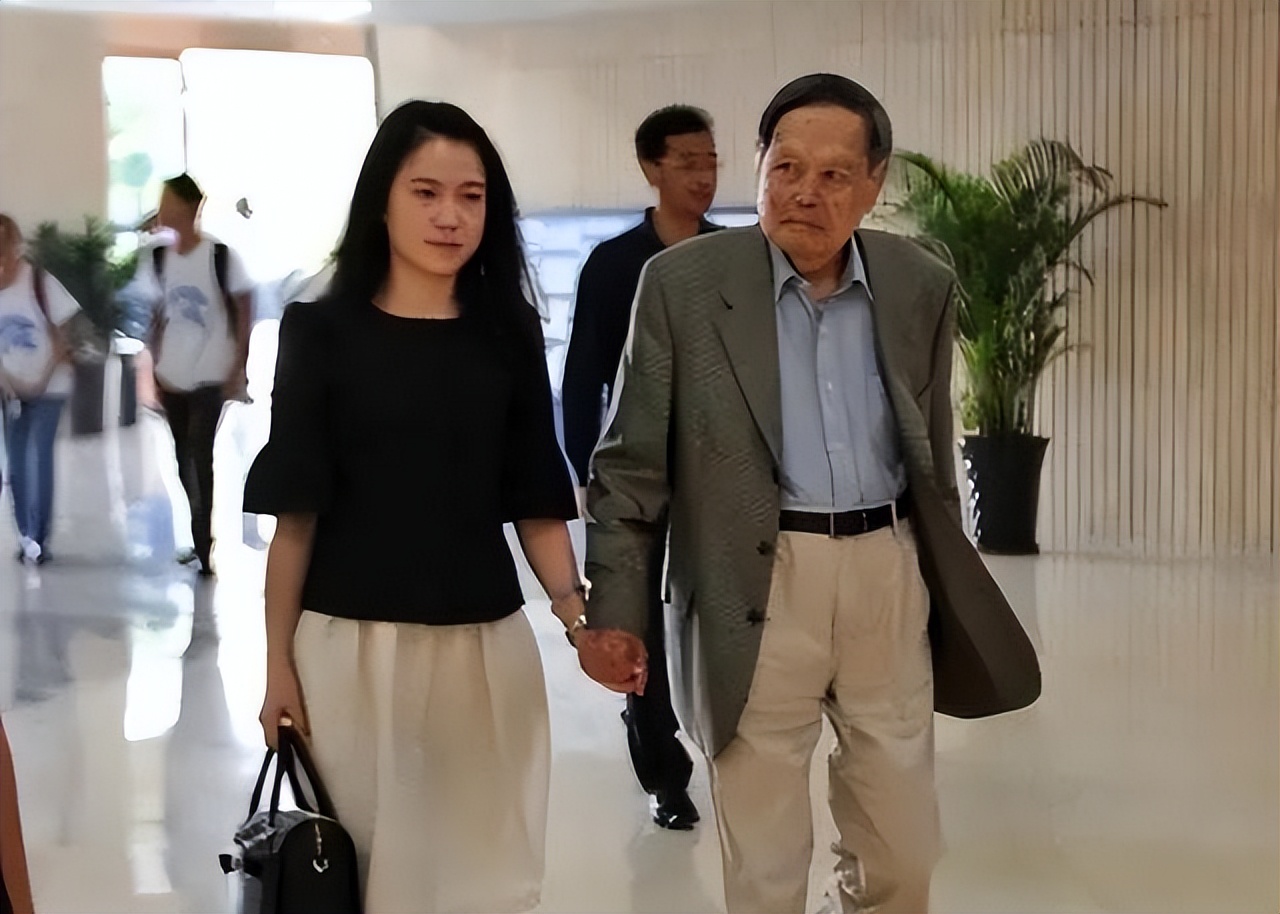 杨振宁和翁帆的情侣装,杨振宁翁帆穿晚礼服