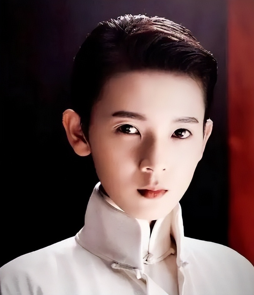 漂亮书生鞠婧祎女扮男装惊艳全场,鞠婧祎女扮男装头发散开看呆众人