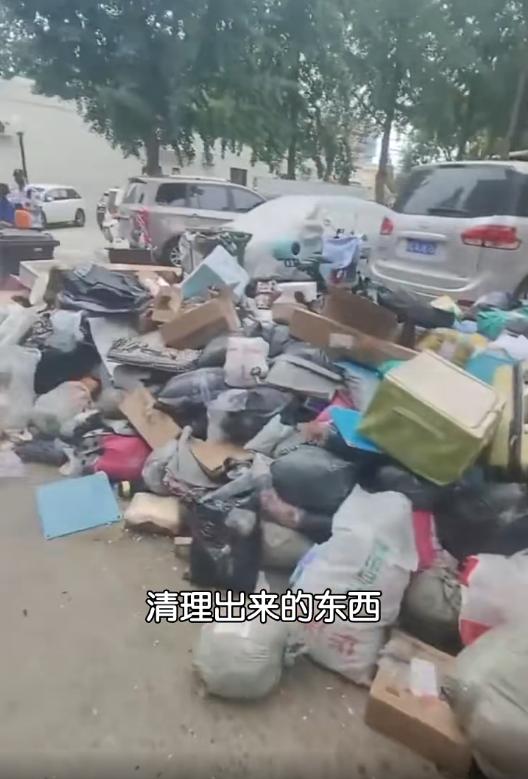 大妈月工资上万元，买一年快递从不拆封，物业请十三个人清理一天