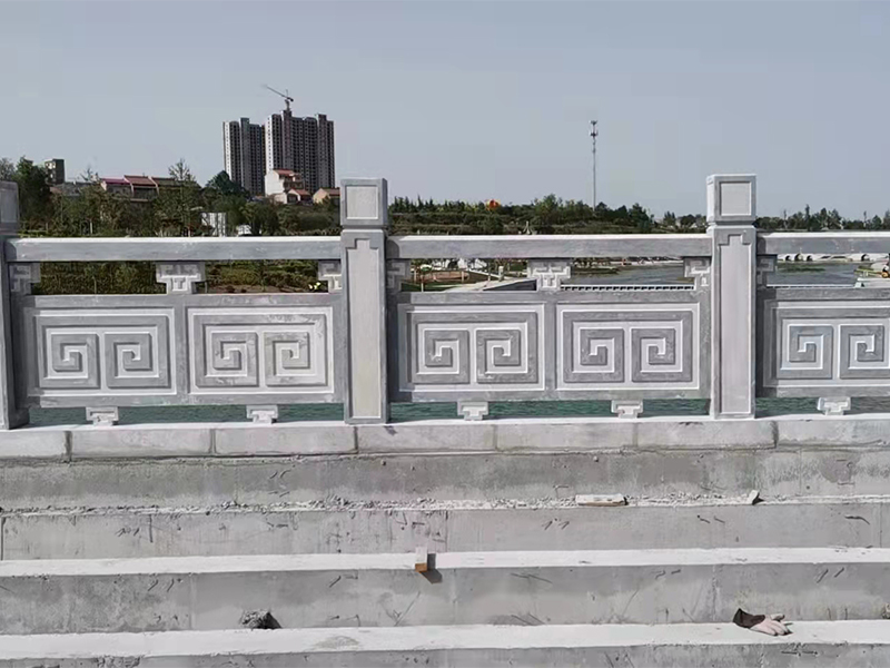 花岗岩和大理石汉白玉的成品对比,石材栏杆跟铁艺栏杆哪个贵