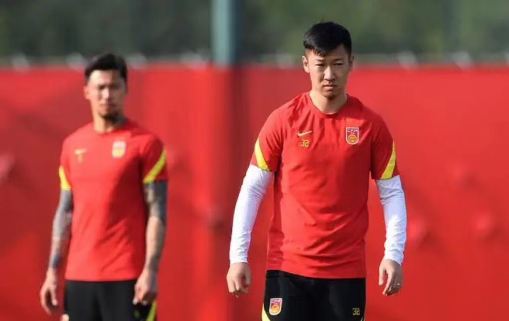 小品演员火力全开,影视演员居中调停,中国足球,一开口就输了