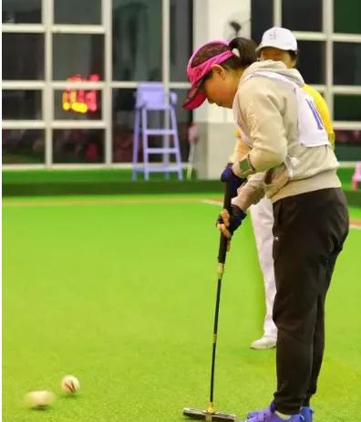 当前最流行的门球双贴脚击球法,门球的正确打法图解