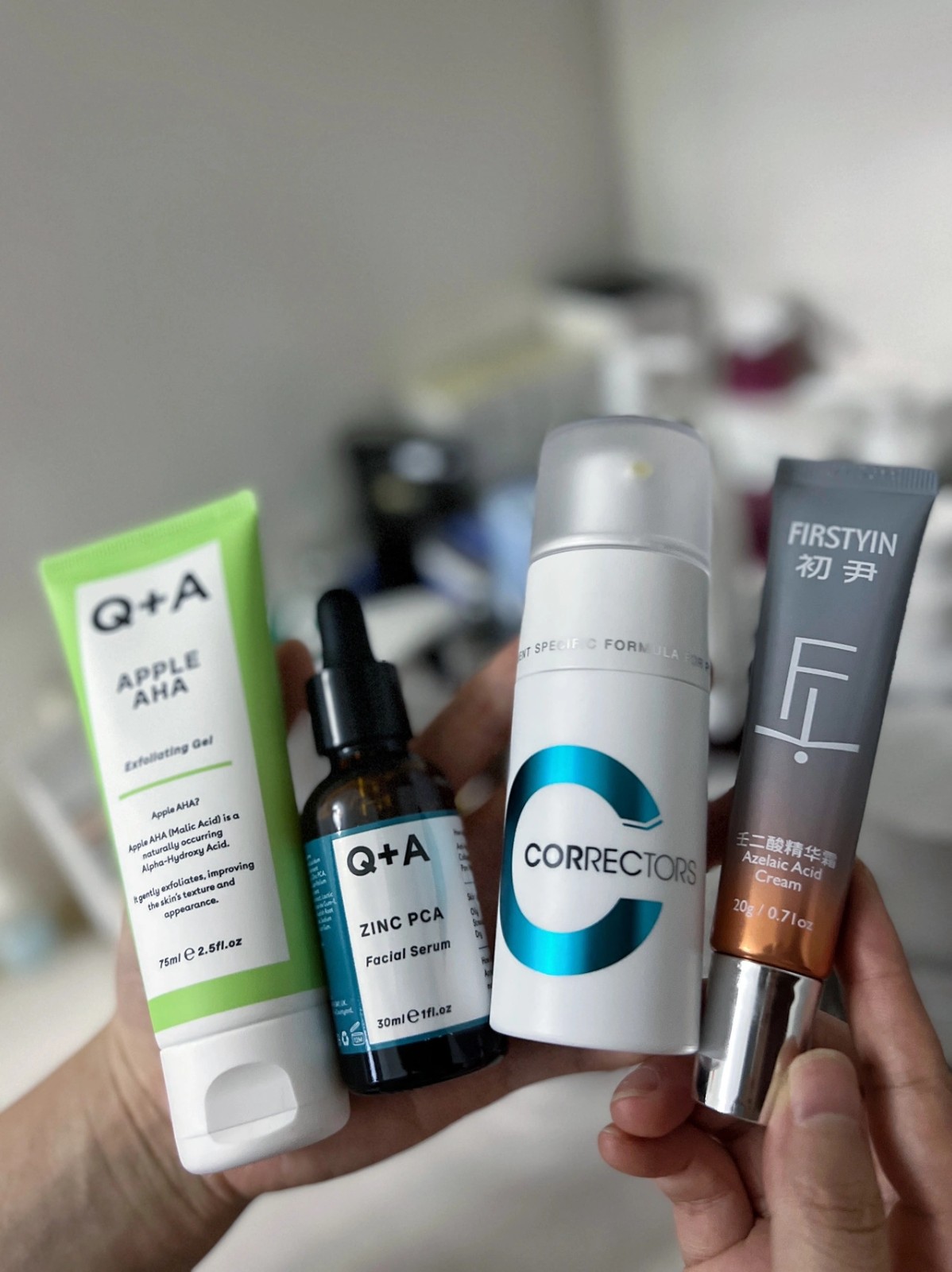 皮肤爱出油长痘用精华液还是面霜,皮肤出油有痘印毛孔大用什么水乳