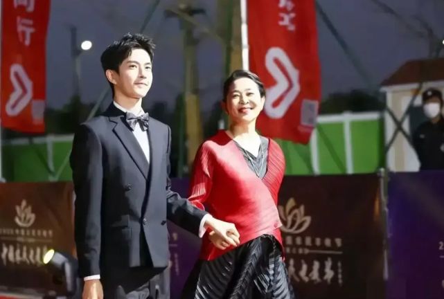 倪萍黑裙,62岁倪萍现身飒气扬雄十足