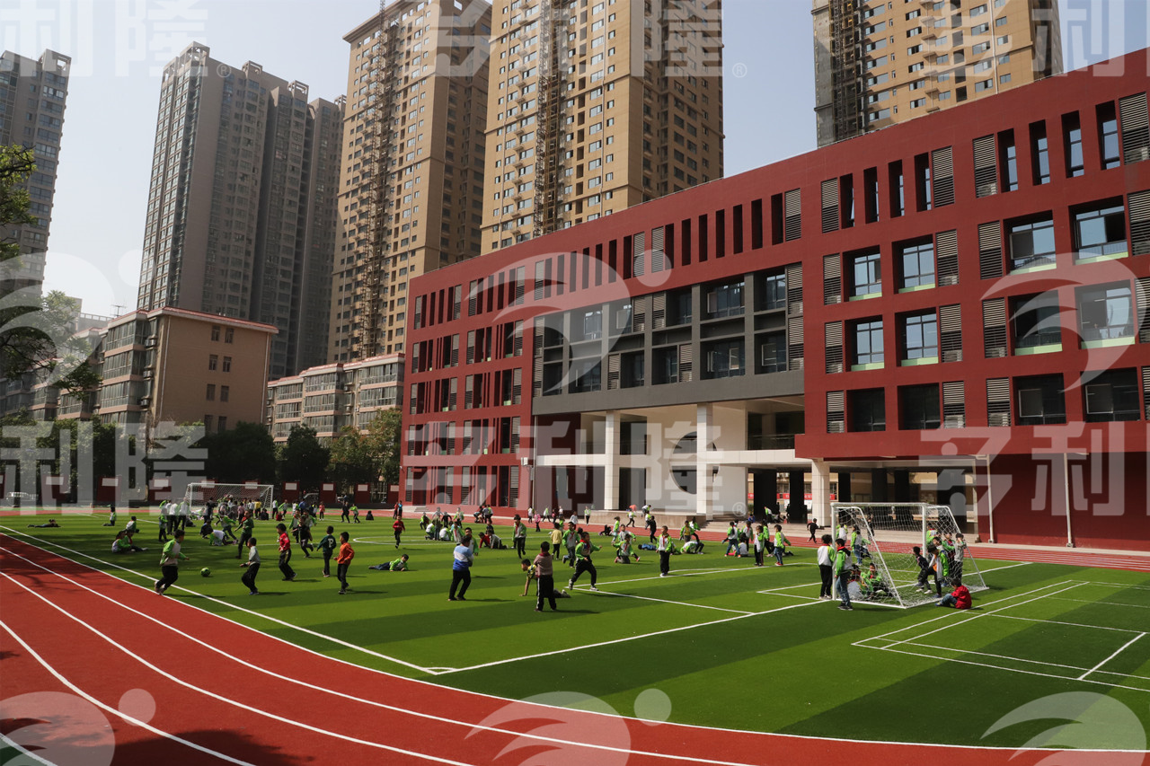 人造草坪如何在土地上铺装,真草坪和人造草坪混合铺装