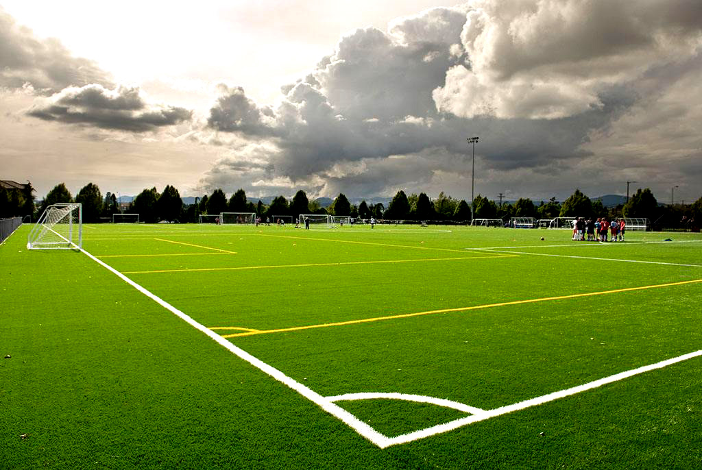 人造草坪足球场建设价格,人造草坪标准足球场施工报价