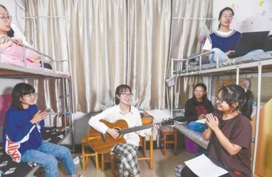 毕业离校舍友挥泪告别,盘点大学毕业舍友分开时