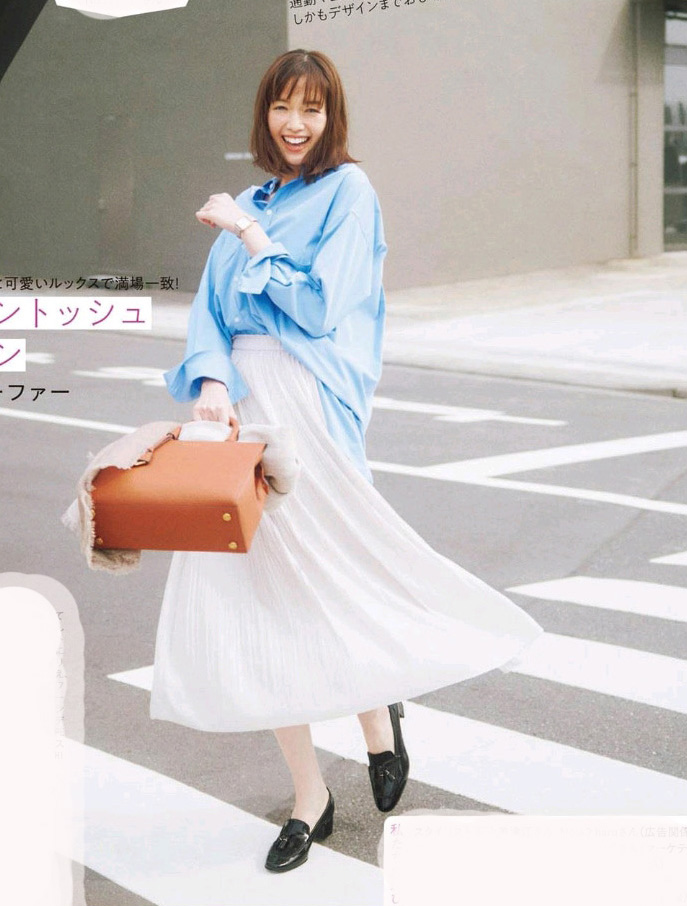 蓝色衬衫怎样搭配出时尚的感觉,藏蓝色衬衫穿搭什么风格