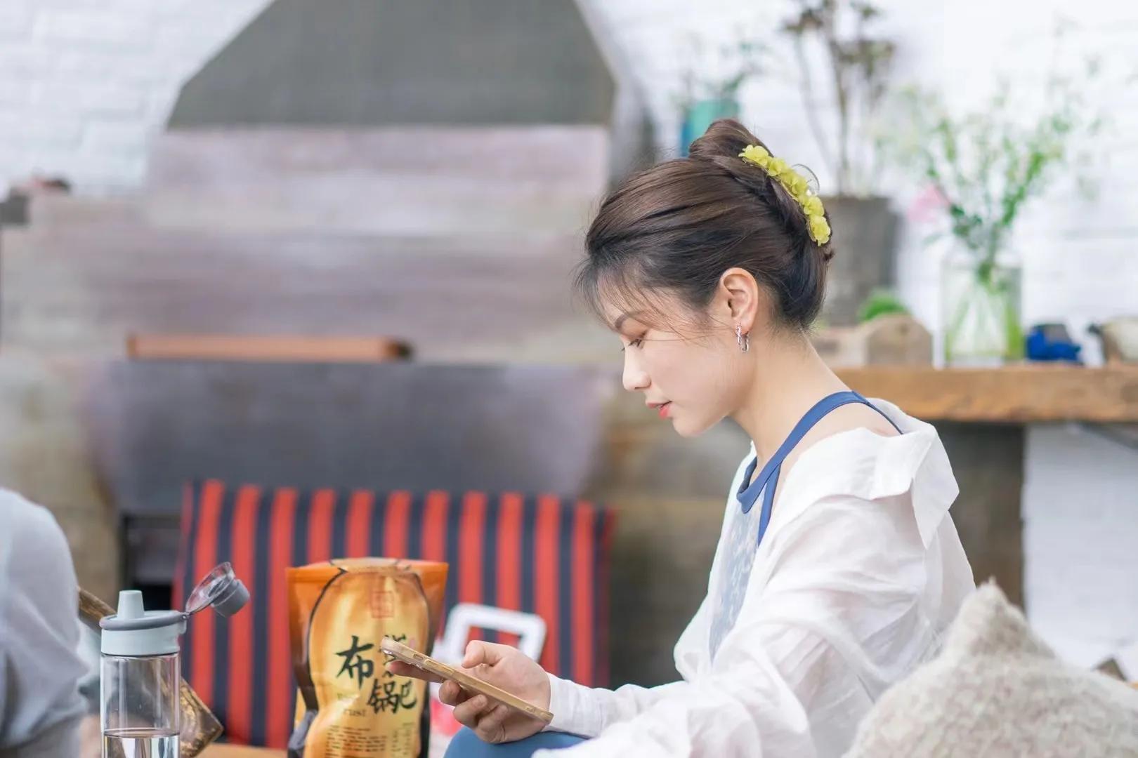 中年女性在家初学练瑜伽,中年妇女练太极好还是练瑜伽好