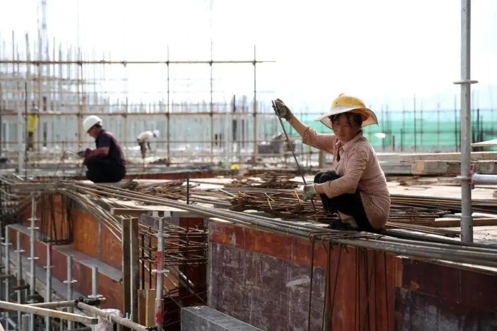 某地女子工地干活撞见男子撒尿，日思夜想成病，竟报警让对方负责