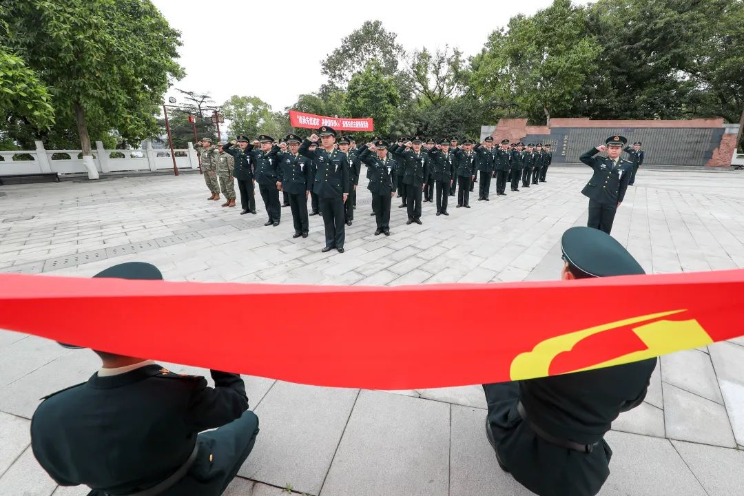 解放军清明缅怀红军先烈活动,清明祭奠革命先烈解放军鸣枪