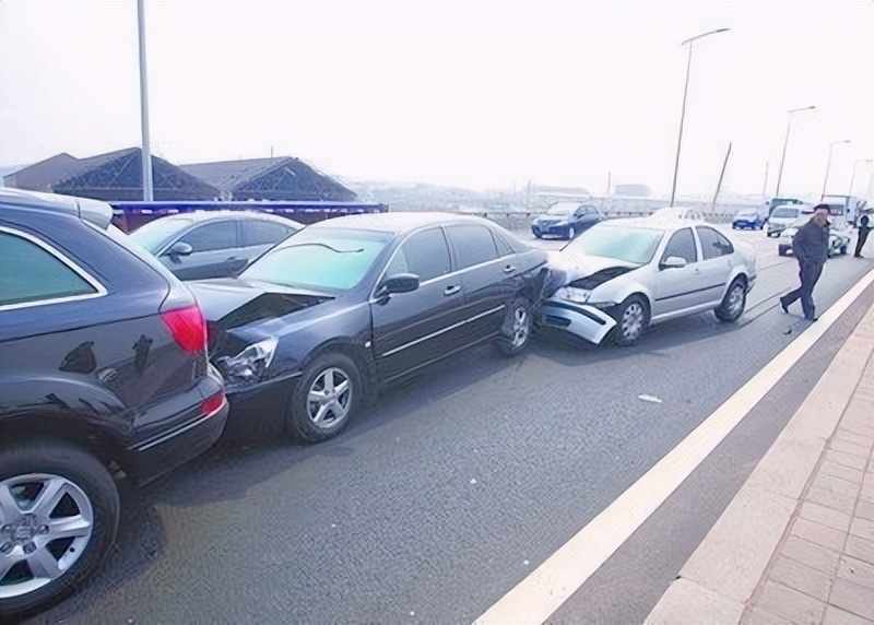开车追尾不知情开走了怎么处罚,车辆被追尾只走保险后面能报警吗